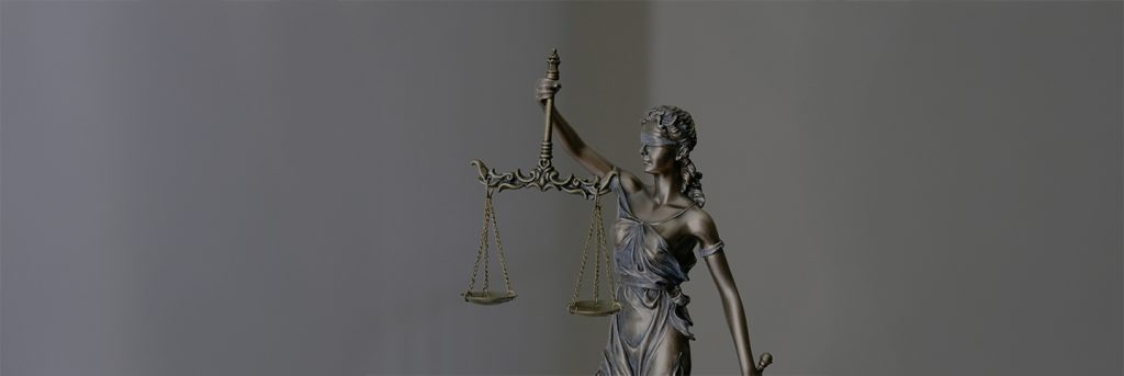 Statua della dea della giustizia con bilancia in mano e occhi bendati, simbolo di imparzialità e diritto