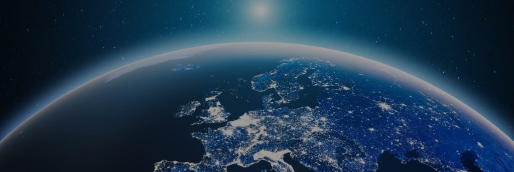 Vista dallo spazio dell’Europa illuminata di notte, con il sole che sorge oltre l’orizzonte terrestre