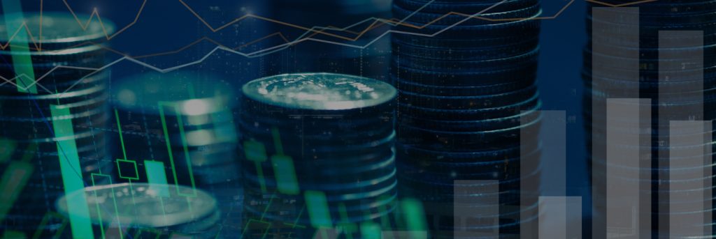 Mazzetti di monete impilate con sovrapposte linee e grafici a barre che rappresentano dati finanziari e l’andamento dei mercati