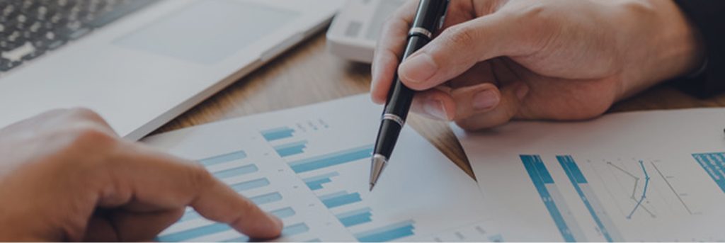 Analisi di grafici finanziari su scrivania